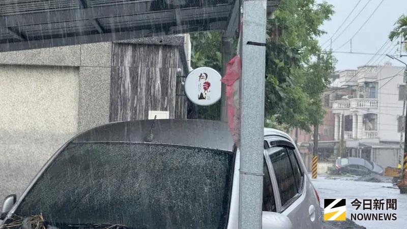 ▲光復鄉隨處可看見車輛東倒西歪的畫面。(圖/讀者提供)