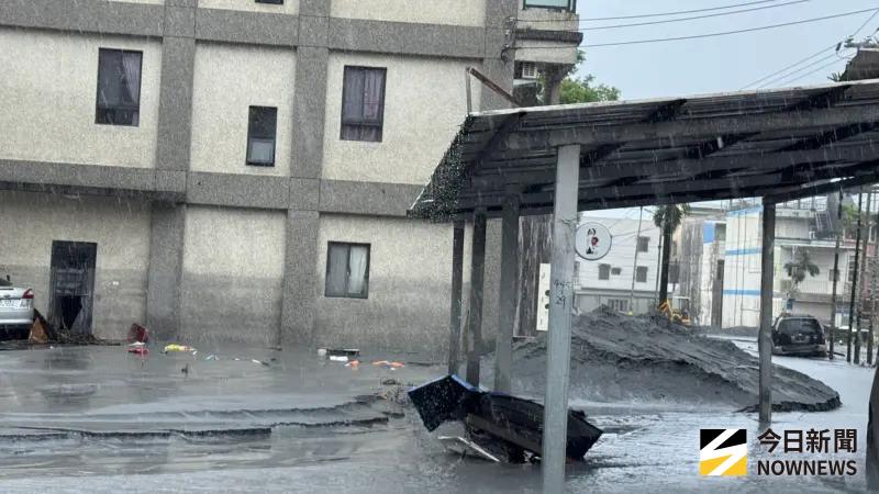 ▲大量淤泥堆積在住戶家門前。(圖/讀者提供)