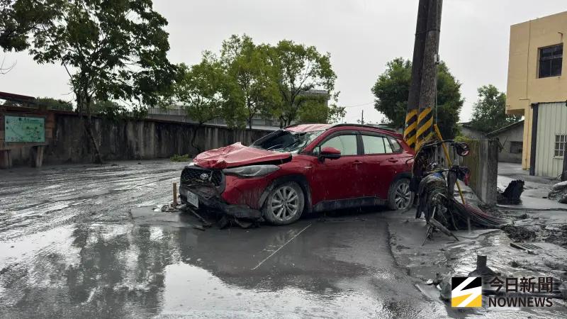 ▲洪水衝進市區導致不少車輛直接報廢。(圖/讀者提供)