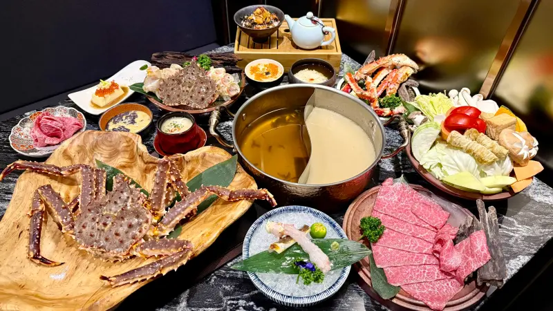 ▲台北頂級鍋物二本松涮涮屋「日本極上帝王蟹雙人套餐」，北海道活體「帝王蟹五吃」開吃活蟹刺身、奶油烤蟹腳、帝王蟹膏粥、海膽茶泡飯，免費送「玫瑰造型A5和牛」，菜單價格一覽。（圖／記者蕭涵云攝）