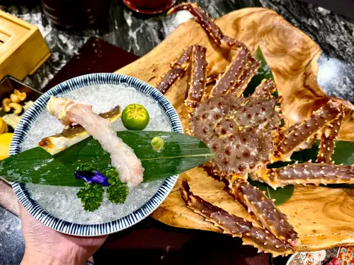 ▲台灣也能吃得到日本北海道「帝王蟹腿」刺身。（圖／記者蕭涵云攝）