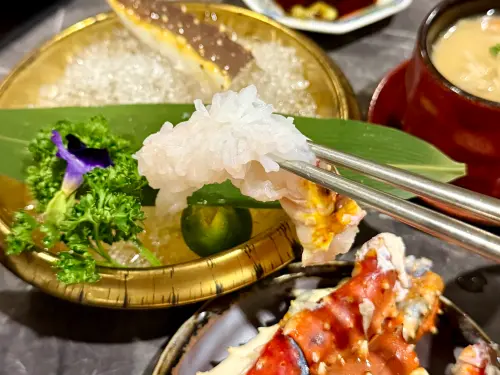 ▲整隻活體帝王蟹上桌，才有機會生食蟹腳。（圖／記者蕭涵云攝）