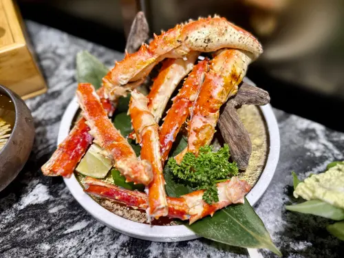 ▲「奶油大蔥烤帝王蟹腳」。（圖／記者蕭涵云攝）