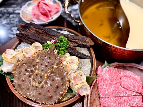 ▲秋冬開吃肥美北海道活帝王蟹。（圖／記者蕭涵云攝）