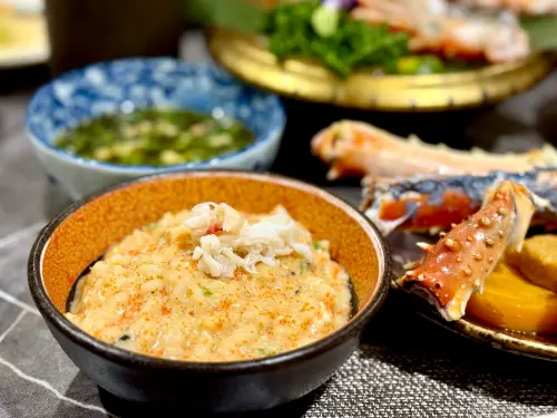 ▲把一鍋精華煮進「帝王蟹膏粥」。（圖／記者蕭涵云攝）