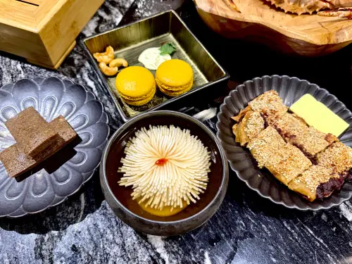 ▲二本松提供多樣甜點，左起：費南雪、馬卡龍、菊花豆腐、萬丹紅豆鍋餅。（圖／記者蕭涵云攝）