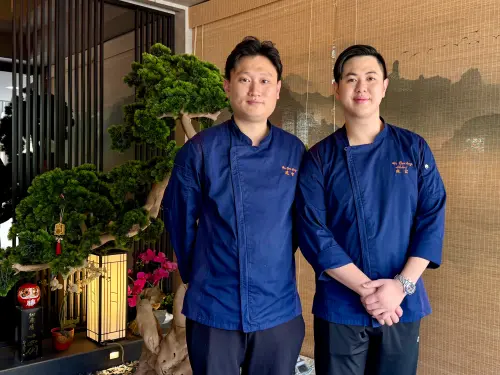 ▲兄弟檔創立二本松涮涮屋，左起：黃建智、林建宏。（圖／記者蕭涵云攝）