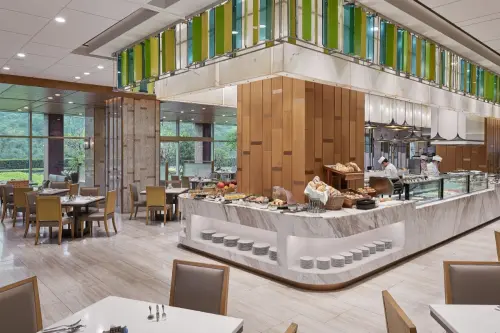 ▲有南港超人氣自助餐之譽的敘日全日餐廳，於10月推出「怡饗慶雙十」優惠活動。（圖／台北六福萬怡酒店提供）