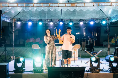 ▲北流中心文化館4週年生日慶系列活動《烤前廣場集合》，邀請金曲歌后姑慕巴紹（左）與主持人那那大師（右）搭檔演出。（圖／北流中心提供）