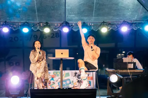 ▲金曲歌后姑慕巴紹（左）與那那大師（右）為北流中心文化館4週年慶生，演唱多首華語經典歌曲，那那大師還即興讓觀眾點歌。（圖／北流中心提供）