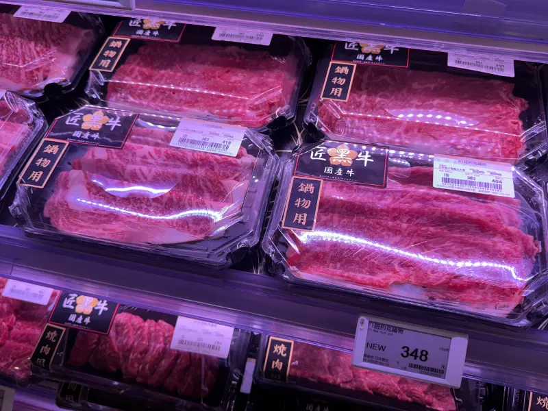 ▲頂級超市推出全新品牌「匠黑牛」，為日本F1國產牛首度在台販售，特點是像和牛，但價格不像純和牛高昂。（圖／記者鍾怡婷攝）