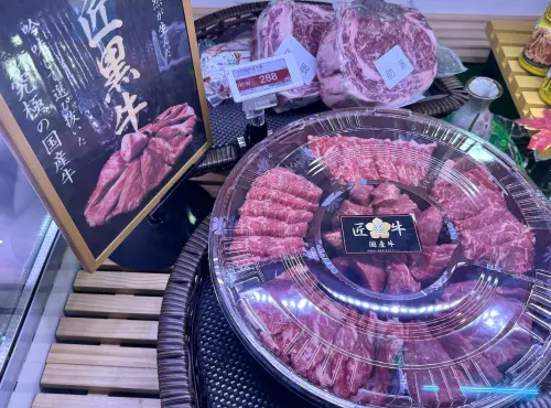 ▲軟嫩度介於一般牛肉跟和牛之間，但價格比起和牛更便宜