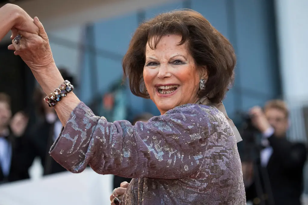 ▲義大利傳奇女星克勞蒂亞卡汀娜（Claudia Cardinale）昨（23）日傳出辭世，享壽87歲，她自17歲出道至今，闖蕩影壇整整70年，以放蕩不羈的性格收穫不少粉絲，過往還曾穿迷你裙會面教宗掀議。（圖／美聯社／達志影像）