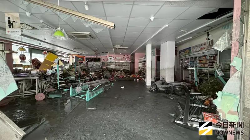 ▲便利商店瞬間被淤泥堵塞。(圖/讀者提供)