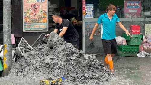 光復鄉湧入大批「鏟子超人」！網友歪樓呼叫這1位：有挖水溝經驗
