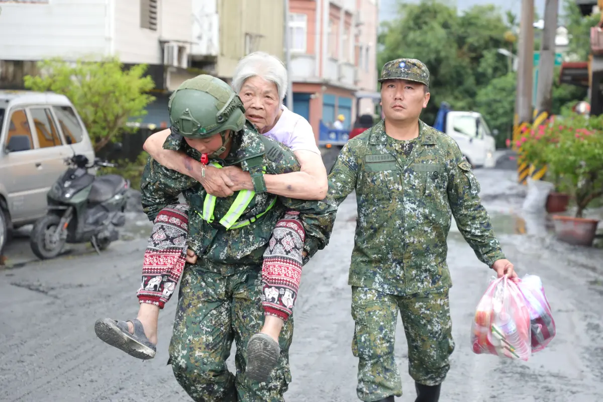 ▲花蓮馬太鞍溪堰塞湖溢流，第2作戰區官兵協助長者返家。（圖／國防部提供）