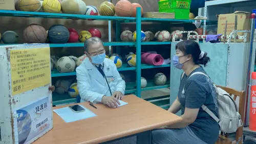 ▲現場排隊就醫的陳小姐，擦著眼淚跟團隊訴說著昨天的經歷。（圖／花蓮慈濟醫院提供）