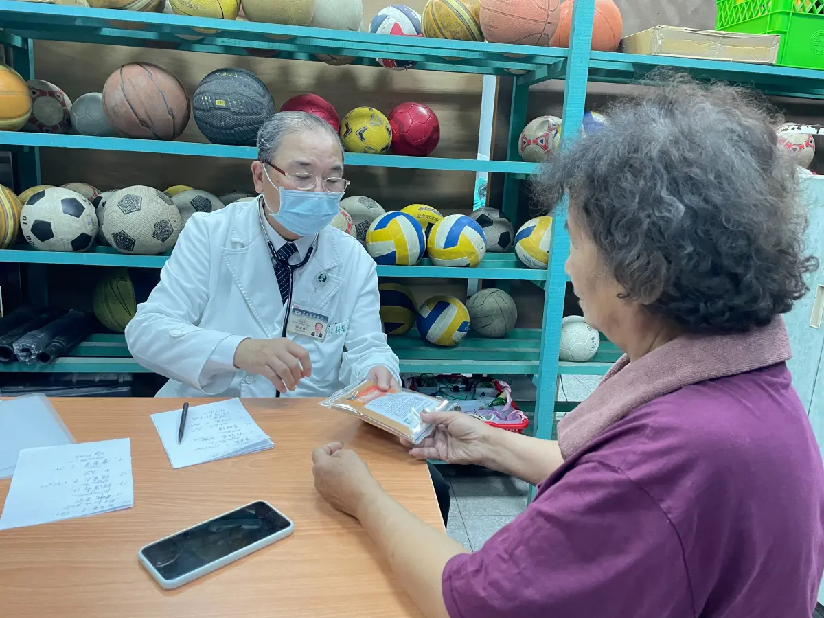 ▲70多歲的徐阿嬤因被大水沖走，需開立止痛藥物及酸痛貼布緩解傷痛。（圖／花蓮慈濟醫院提供）