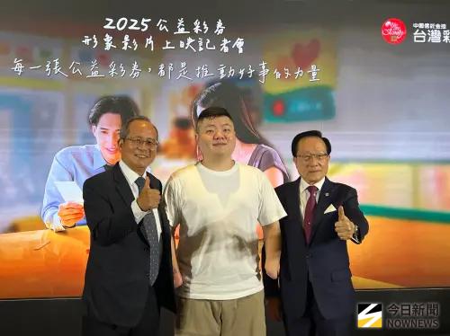 ▲彰化青年鄭諺敦（中）29歲時因工作意外失去雙掌，銷售彩券成為他重新出發的契機，今日也與台彩董事長黃志宜（右）及總經理謝志宏（左）合影。（圖／記者顏真真攝）