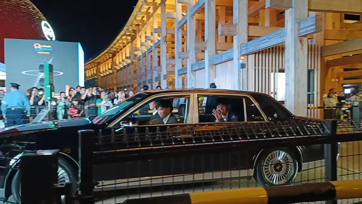 ▲悠仁親王車隊駛入萬博會館。（圖／記者許若茵攝）