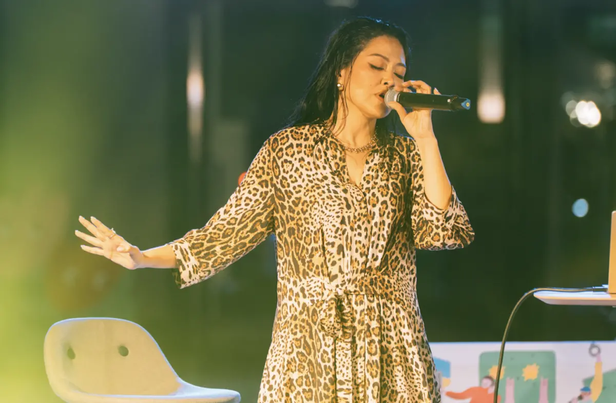 ▲北流中心文化館4週年生日慶系列活動《烤前廣場集合》於9月中週末登場，特別邀請金曲歌后姑慕巴紹（如圖）現場演唱，她透露出道前曾為莫文蔚唱和聲，張惠妹也是她的偶像。（圖／北流中心提供）