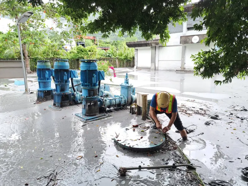 ▲台水派員全力投入搶修作業及監控各項水質檢測等，自今（24）日18時加速辦理洗管及排水作業。（圖／台水提供）