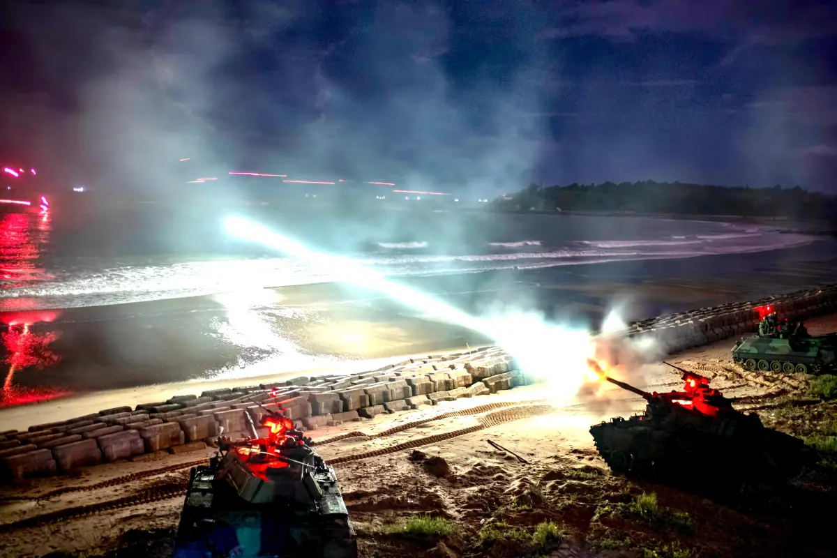 ▲金門防衛指揮部23日夜間實施「太武操演」，由烈嶼守備大隊展開「灘岸火殲 」實彈射擊。（圖／記者莊全成翻攝）