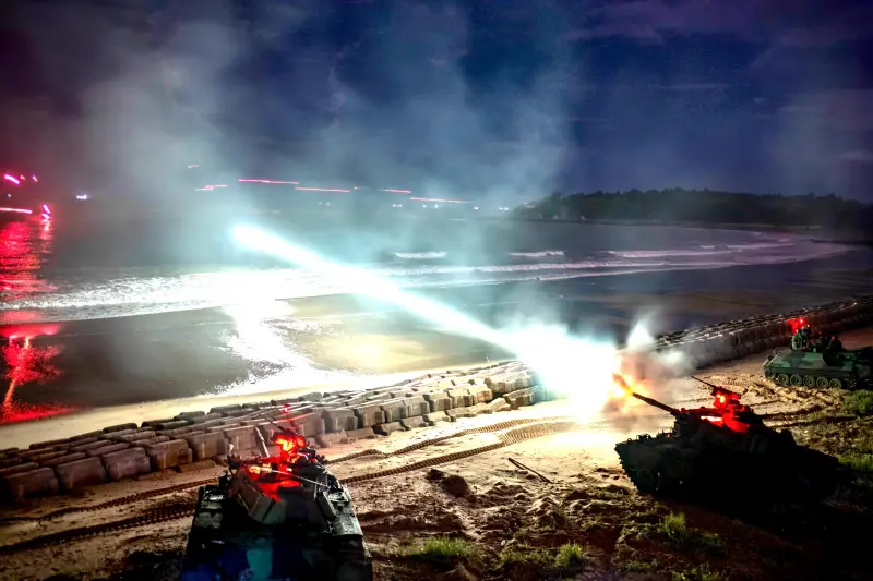 ▲金門防衛指揮部23日夜間實施「太武操演」，由烈嶼守備大隊展開「灘岸火殲 」實彈射擊。（圖／記者莊全成翻攝）