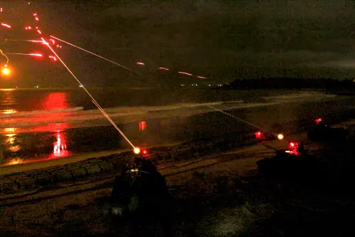 ▲演訓出動M41D戰車採變換陣地射擊，CM21甲車則載運步兵實施下車機槍射擊，阻殲敵軍搶灘企圖。（圖／記者莊全成翻攝）