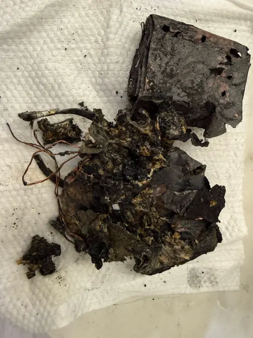 ▲這次起火的是「MOZTECH墨子科技」行動電源，而當事人確認過，序號是官方聲不會爆炸的序號。（圖／何宗霖授權使用）