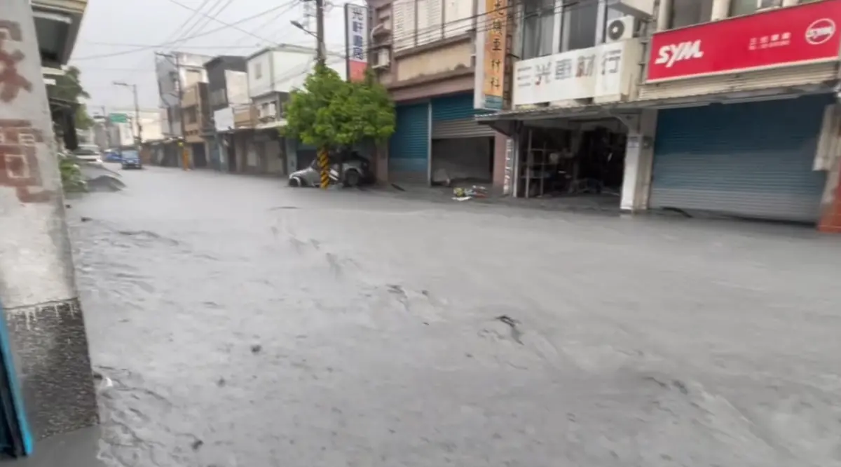 ▲花蓮光復大雨仍不停歇，路上都是積水和淤泥。（擷取自／Threads網友peichung1220授權影片）
