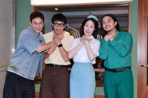 ▲演員劉冠廷（左起）、黃冠智、蔡亘晏、楊銘威今（24）日出席新戲《新手上路》記者會，氣氛十分活絡，眾人慫恿黃冠智趕快生小孩，因為孩子會帶財。（圖／記者嚴俊強攝影）