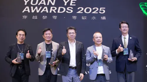 ▲2025建築園冶獎代言人羅耕甫（中）頒獎給評審特別獎得主，由左至右分別是高雄燕巢．橫山共創基地、碳佐麻里新興店、半山夢工廠及八仙山國家森林遊樂區_自然構築計畫等四位得獎者。（圖／主辦單位提供）