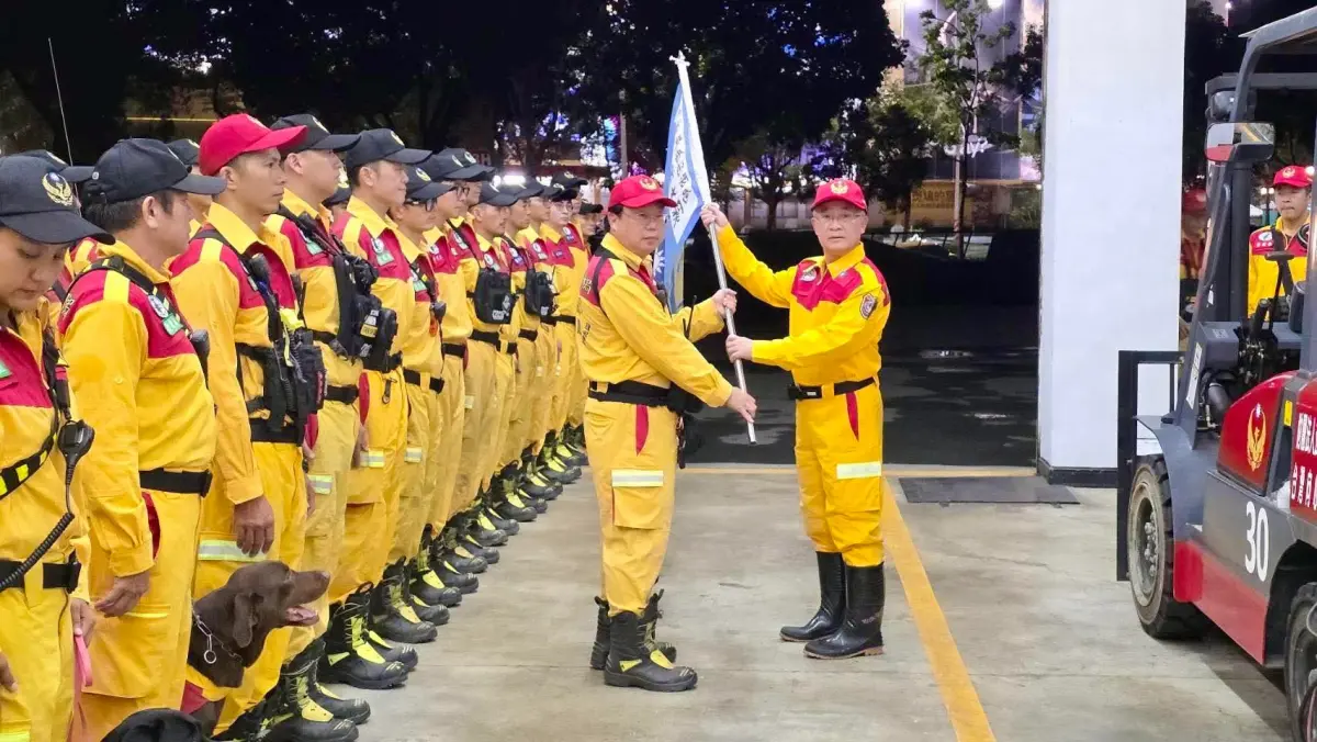 ▲高市府動員特搜大隊出發，預計深夜抵達災區。（圖／陳其邁臉書）
