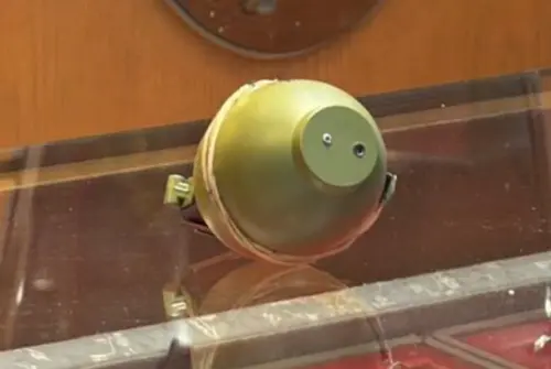 ▲基隆仁四路銀樓24日晚間遭57歲戴姓男子闖入行搶，他持假手榴彈威嚇店員並奪走兩條金項鍊逃逸。（圖／翻攝畫面）