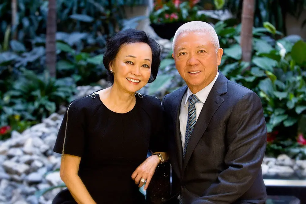 ▲NBA拓荒者42.5億美元出售案再起爭議，熊貓快餐創辦人程正昌（Andrew Cherng）與妻子蔣佩琪（Peggy Cherng）因遭競爭對手指控，收購能否順利完成充滿變數。（圖／取自社群X）