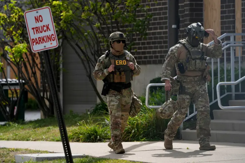 ▲美國移民與海關執法局（ICE）位於德州達拉斯的辦事處，當地時間週三遭遇槍擊，據悉現場發現的彈藥上，寫有反ICE的字樣。美國總統川普將事件歸咎於「激進左派」。（圖／美聯社／達志影像）