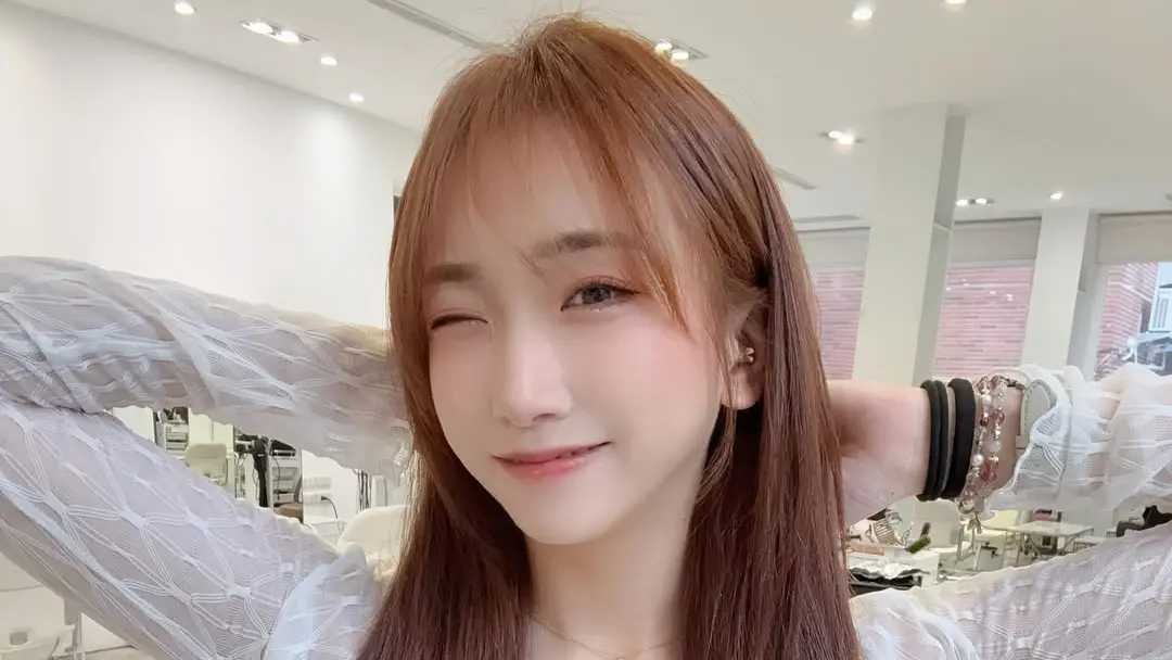 ▲國光女神Una林書葶斷開4年尪後選擇淨身出戶，為支付龍鳳胎撫養費，只能靠副業擺攤賣童裝與兼職維生，雖然經濟壓力沉重，但她坦言孩子是用命換來的動力，再累也要咬牙撐下去。（圖／翻攝自Una IG@ounalino）