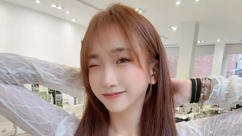 ▲國光女神Una林書葶斷開4年尪後選擇淨身出戶，為支付龍鳳胎撫養費，只能靠副業擺攤賣童裝與兼職維生，雖然經濟壓力沉重，但她坦言孩子是用命換來的動力，再累也要咬牙撐下去。（圖／翻攝自Una IG@ounalino）