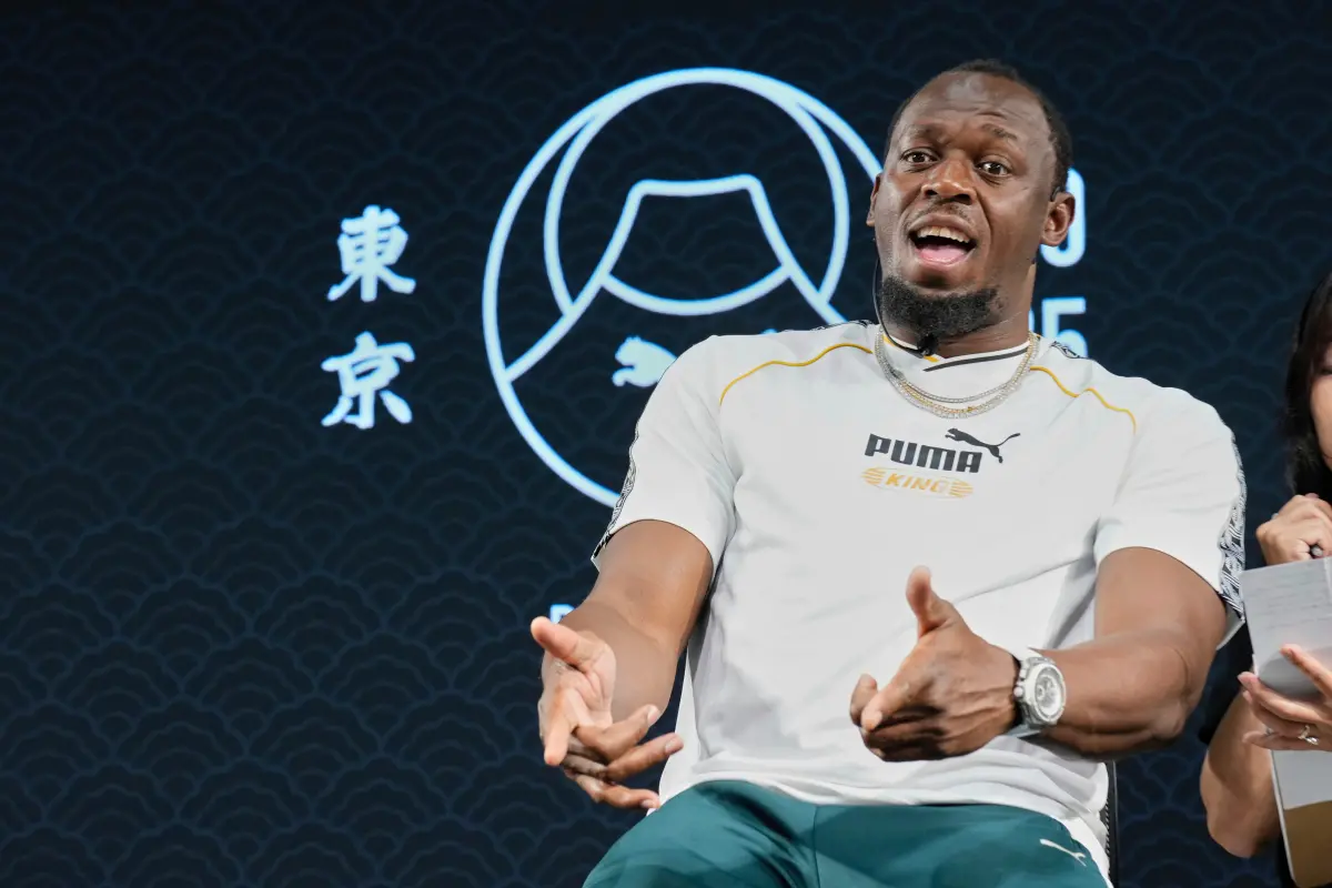 ▲牙買加傳奇短跑名將「閃電」波爾特（Usain Bolt），近日現身於東京舉辦的世界田徑錦標賽，隨著退役多年，他也自嘲如今的生活重心已轉為家庭與娛樂，甚至坦言「連爬樓梯都會喘」，考慮重新開始慢跑調整體能。（圖／美聯社／達志影像）