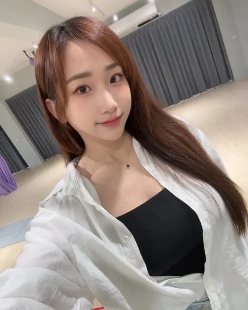 ▲Una在2020年與圈外男友結婚，2022年迎來龍鳳胎，未料婚姻僅維持4年就結束。（圖／翻攝自Una IG@ounalino）