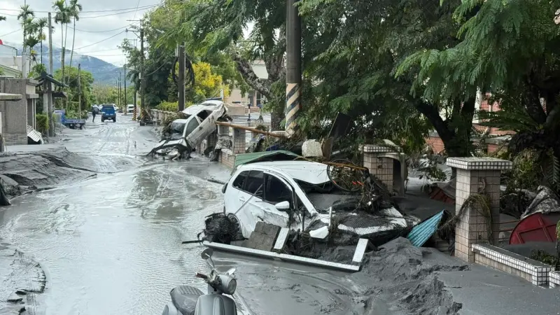 ▲花蓮受到樺加沙颱風帶來驚人雨勢，且堰塞湖溢流更導致光復鄉淹水，造成重大災情。（資料照／取自徐榛蔚臉書）