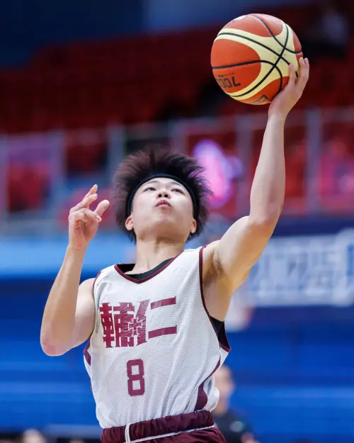 ▲輔仁大學林哲宇在比賽中展現外線火力，替補登場就攻下全隊次高的21分，僅次於外籍生莫森的27分，成為輔大95比92險勝健行科大的關鍵人物之一。（圖/登峰造極提供）