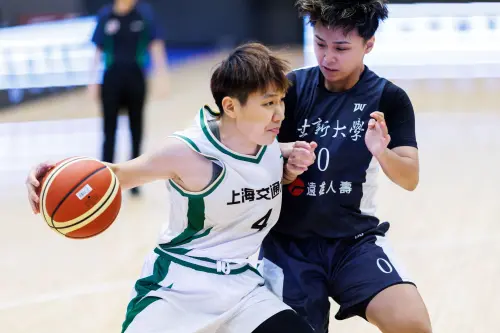 ▲上海交通大學范文馨在禁區強勢單打，本場與馬天雨聯手攻下18分，幫助球隊91比38大勝世新大學。（圖/登峰造極提供）