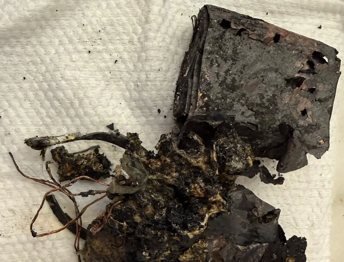 ▲近期行動電源爆炸頻傳，但澎湖縣消防員郭東泰提醒，遇到鋰電池起火第一步驟不是先滅火，公布正確處理順序，提醒民眾在使用上要多加注意安全。（圖／何宗霖授權）