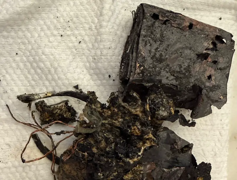 ▲近期行動電源爆炸頻傳，但澎湖縣消防員郭東泰提醒，遇到鋰電池起火第一步驟不是先滅火，公布正確處理順序，提醒民眾在使用上要多加注意安全。（圖／何宗霖授權）