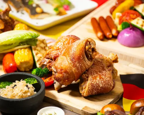 ▲台北遠東香格里拉「遠東Cafe」推德國啤酒節美食 ，主打直火炭烤美味，菜色包含皮脆肉嫩的德國豬腳。（圖／台北遠東香格里拉提供）