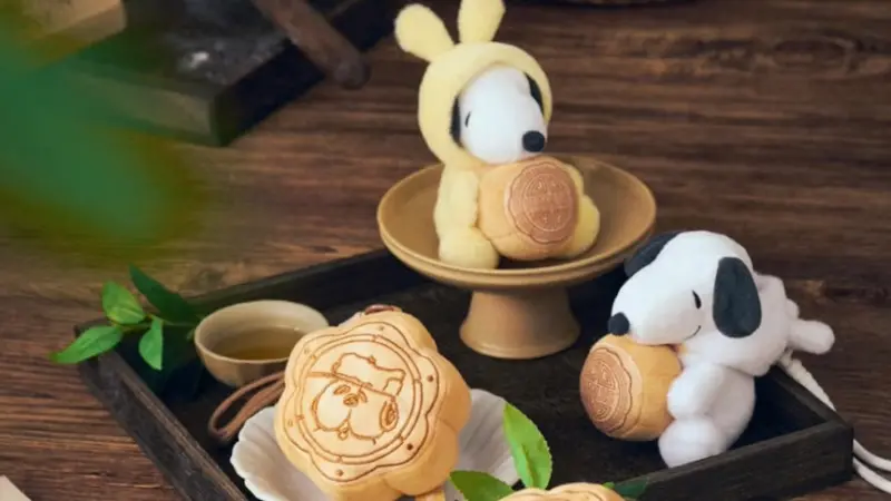 ▲被爆米花耽誤的周邊商店威秀影城，2025中秋節「史努比絨毛月餅」明天教師節連假前開搶！吊飾、月兔玩偶、抱枕等價格、開賣資訊一覽。台灣飾品vacanza聯名Care Bears小熊零錢包、吊飾。（圖／翻攝自威秀影城粉絲團）