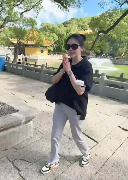 ▲邱淑貞（如圖）素顏綁丸子頭，到普陀山祈福。（圖／翻攝自小紅書）