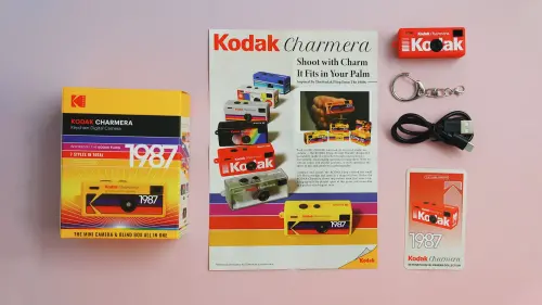 ▲柯達Charmera迷你鑰匙圈數位相機，每個盲盒內含一台 KODAK Charmera 鑰匙圈數位相機、USB-C 充電線及鑰匙圈配件。但不附SD記憶卡。（圖／Koda官網）